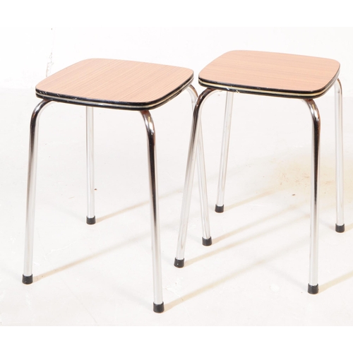 609 - British Modern Design - A vintage 20th century kitchen table with pair of stools and chairs. Rectang... 