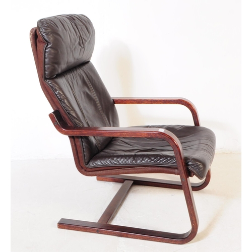 718 - A 20th century bentwood frame armchair / lounge chair. The chair raised on a bentwood frame, with cu... 