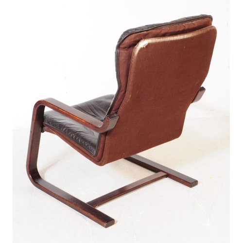 718 - A 20th century bentwood frame armchair / lounge chair. The chair raised on a bentwood frame, with cu... 