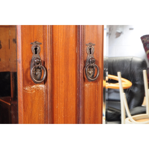 791 - An early 20th century Edwardian walnut bedroom suite. The suite comprising a dressing chest of drawe... 