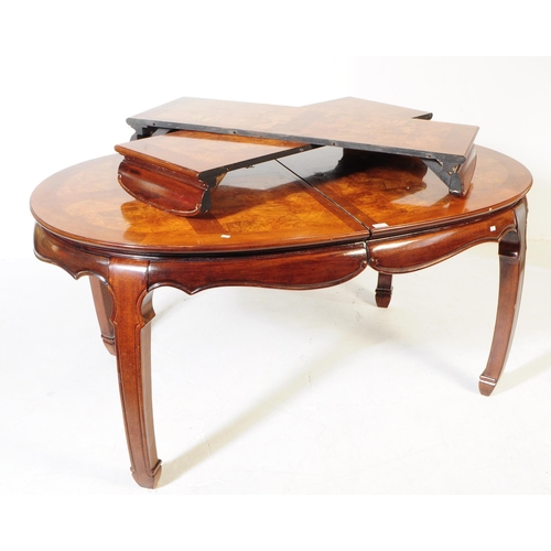 849 - A contemporary painted dining table with six chairs. Of oval form with extending capabilities. Figur... 