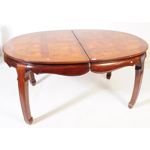 849 - A contemporary painted dining table with six chairs. Of oval form with extending capabilities. Figur... 