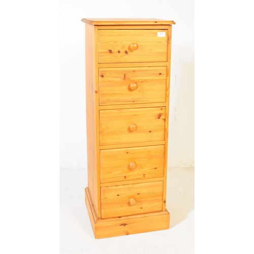 892 - A contemporary farmhouse country pine wood pedestal chest of drawers. The chest of drawers raised on... 