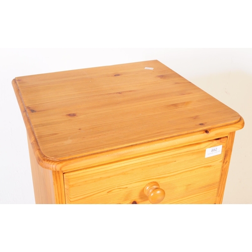 892 - A contemporary farmhouse country pine wood pedestal chest of drawers. The chest of drawers raised on... 