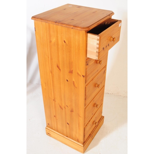 892 - A contemporary farmhouse country pine wood pedestal chest of drawers. The chest of drawers raised on... 