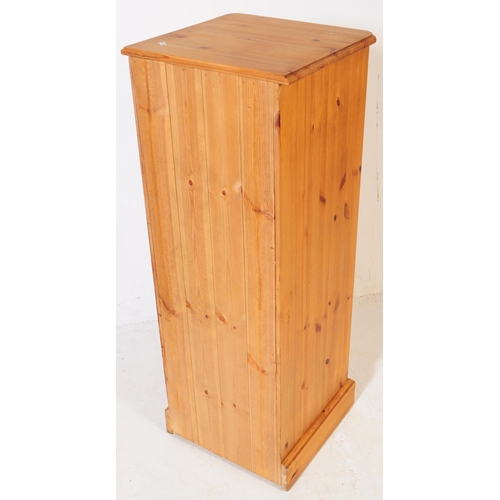 892 - A contemporary farmhouse country pine wood pedestal chest of drawers. The chest of drawers raised on... 