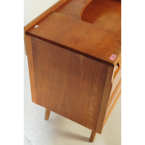 664 - British Modern Design - A retro mid 20th century light oak chest of drawers. The chest of drawers ra... 