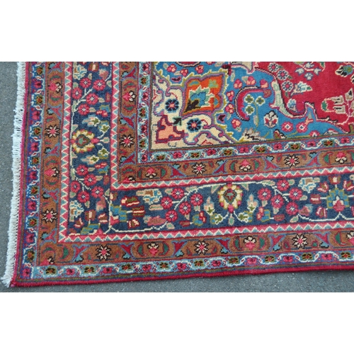 986 - A vintage 20th century North West Persian Tabriz carpet floor rug. Having a central medallion encaps... 