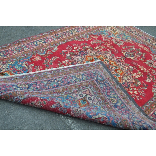 986 - A vintage 20th century North West Persian Tabriz carpet floor rug. Having a central medallion encaps... 