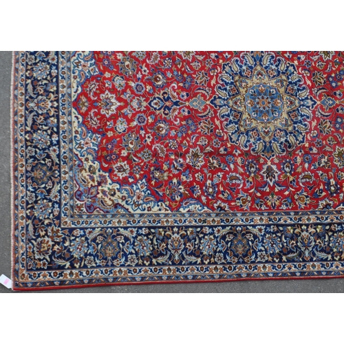 991 - A vintage 20th century Persian Islamic central Najaabad carpet floor rug. With central blue medallio... 