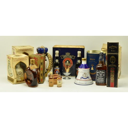 250A - A selection of mostly boxed whiskies to included Jim Beam Royal Owl ceramic decanter (still sealed),... 