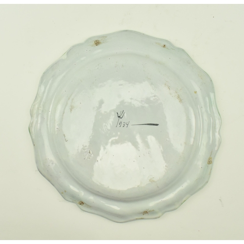 150 - A 18th century Italian continental ceramic charger. The lettuce rim charger decorated with hand pain... 