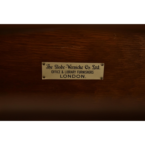 591 - Globe Wernicke - An early 20th century oak five section stacking lawyers bookcase. The bookcase havi... 