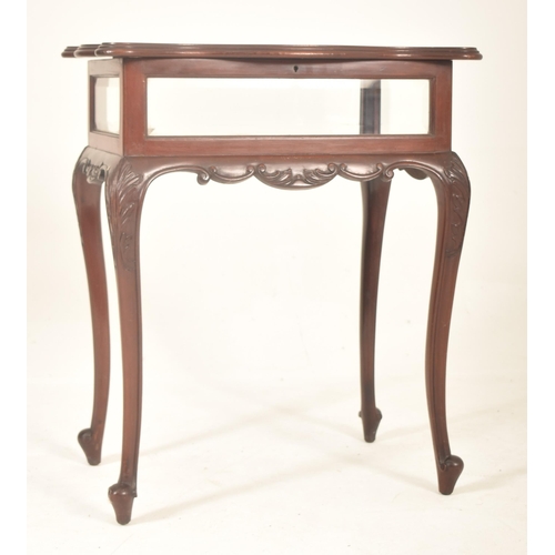 599 - An Edwardian early 20th century mahogany glazed bijouterie display table. The table having a lift up... 