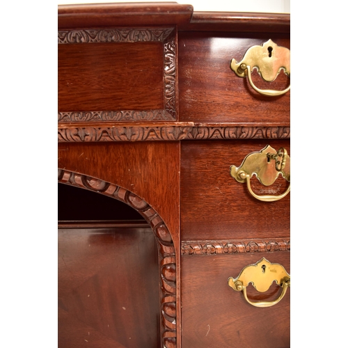 407 - John L. Corlyon Furniture Ltd. - A George III inspired mahogany kneehole pedestal writing desk repro... 