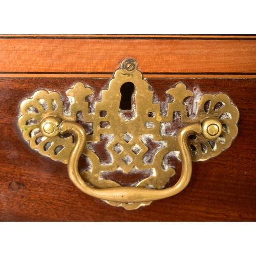 424 - A George III 18th century mahogany & walnut veneered bow front inlaid chest of drawers. The chest ha... 