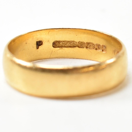 112 - A hallmarked 22ct gold band ring. The band ring hallmarked for Birmingham, 1965. Size O.5. Maker's m... 