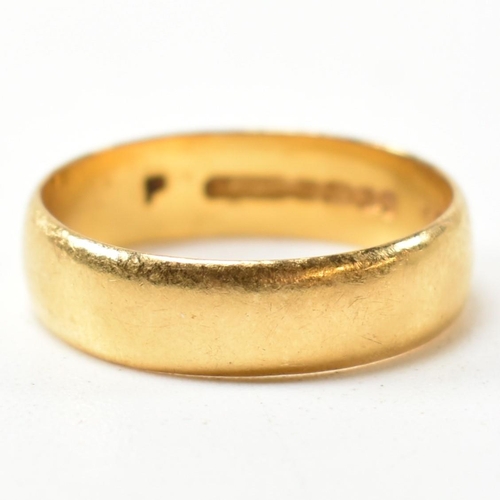 112 - A hallmarked 22ct gold band ring. The band ring hallmarked for Birmingham, 1965. Size O.5. Maker's m... 