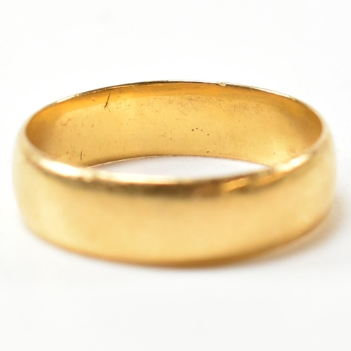 112 - A hallmarked 22ct gold band ring. The band ring hallmarked for Birmingham, 1965. Size O.5. Maker's m... 