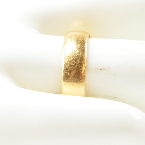 112 - A hallmarked 22ct gold band ring. The band ring hallmarked for Birmingham, 1965. Size O.5. Maker's m... 