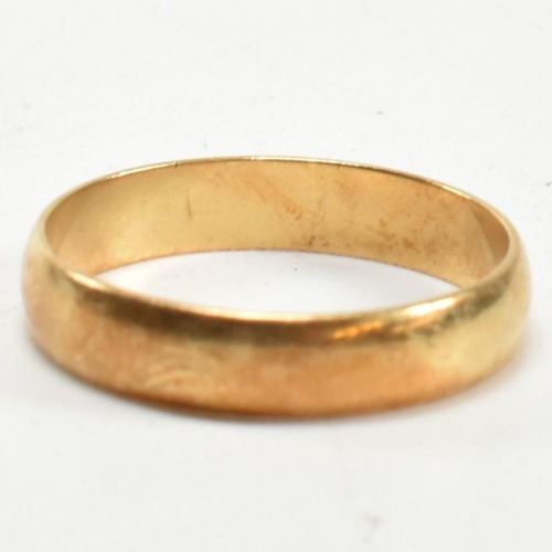 118 - A hallmarked 18ct gold band ring. Hallmarked for London, 1994. Sponsor's mark B.BROS. Size W. Weighs... 