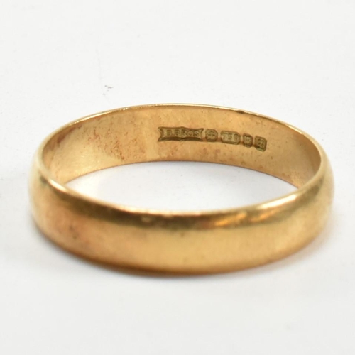 118 - A hallmarked 18ct gold band ring. Hallmarked for London, 1994. Sponsor's mark B.BROS. Size W. Weighs... 