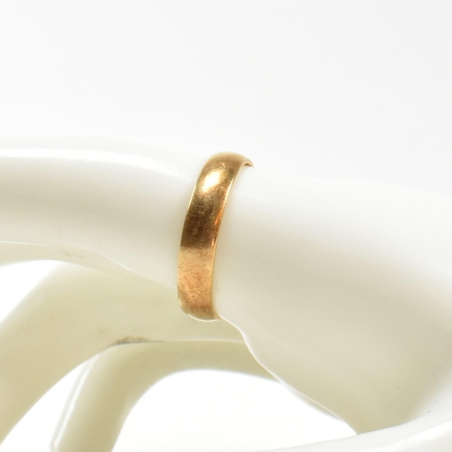 118 - A hallmarked 18ct gold band ring. Hallmarked for London, 1994. Sponsor's mark B.BROS. Size W. Weighs... 