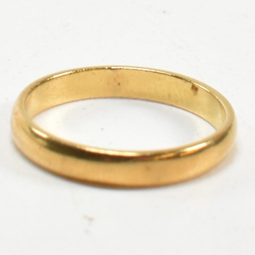 128 - A hallmarked 18ct gold band ring. Hallmarked for London, 1994. Sponsor's mark B.BROS. Size J.5. Weig... 