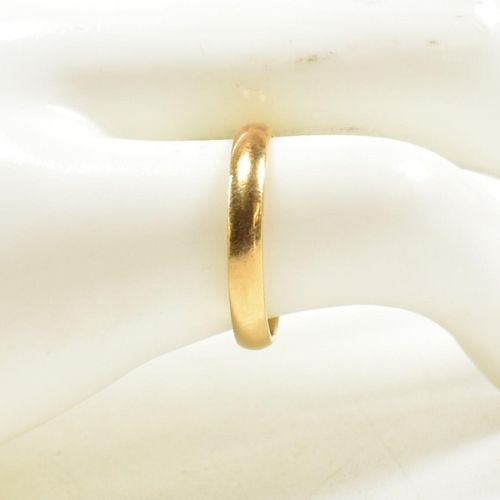 128 - A hallmarked 18ct gold band ring. Hallmarked for London, 1994. Sponsor's mark B.BROS. Size J.5. Weig... 