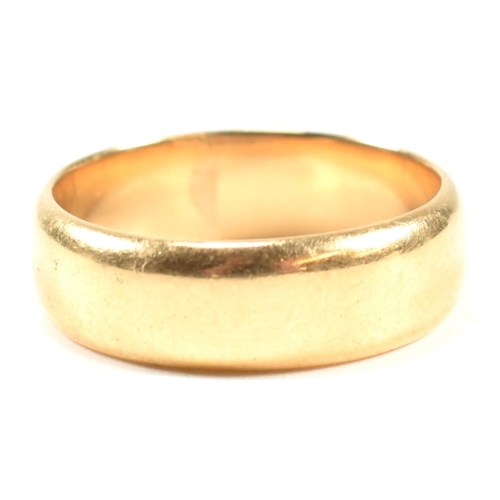 140 - A hallmarked 18ct gold band ring. The band ring hallmarked for Birmingham, 1926. Maker's mark F.F & ... 