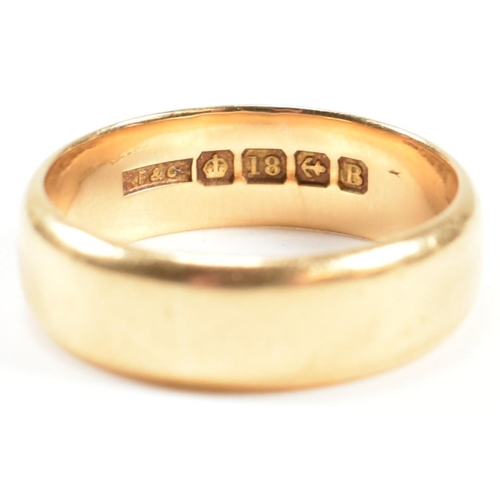 140 - A hallmarked 18ct gold band ring. The band ring hallmarked for Birmingham, 1926. Maker's mark F.F & ... 