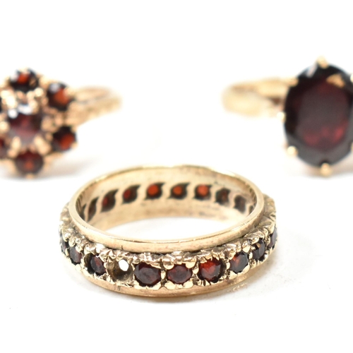 141 - Three 9ct yellow gold and garnet rings. The rings to include a hallmarked 9ct gold and oval cut garn... 