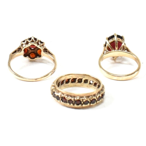 141 - Three 9ct yellow gold and garnet rings. The rings to include a hallmarked 9ct gold and oval cut garn... 