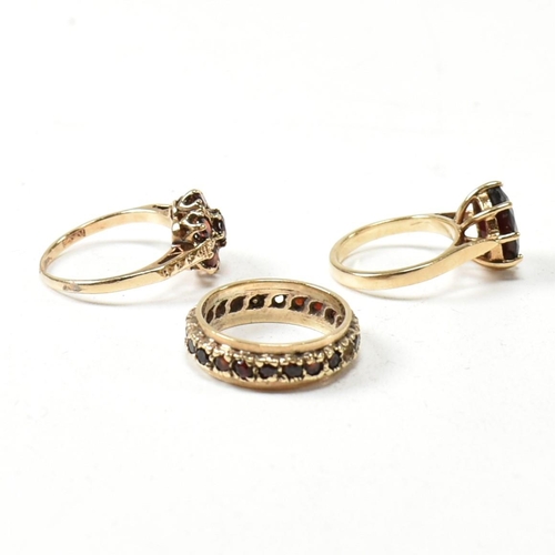 141 - Three 9ct yellow gold and garnet rings. The rings to include a hallmarked 9ct gold and oval cut garn... 