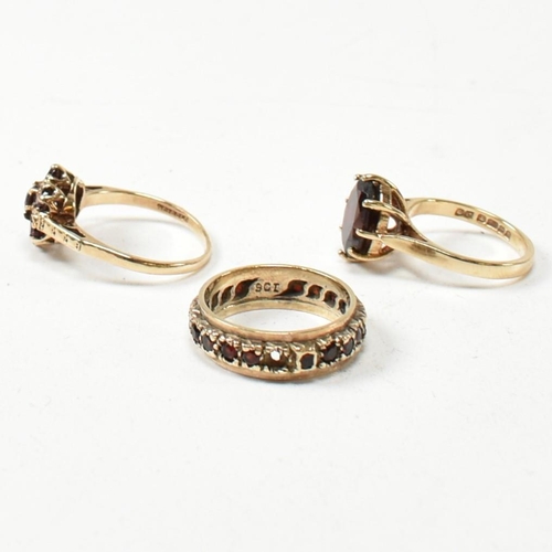 141 - Three 9ct yellow gold and garnet rings. The rings to include a hallmarked 9ct gold and oval cut garn... 