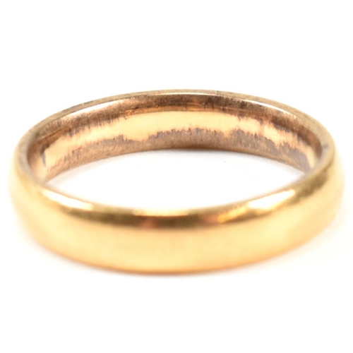 160 - A hallmarked 22ct gold band ring. The 22ct gold band ring hallmarked for Birmingham, 1960. Maker's m... 