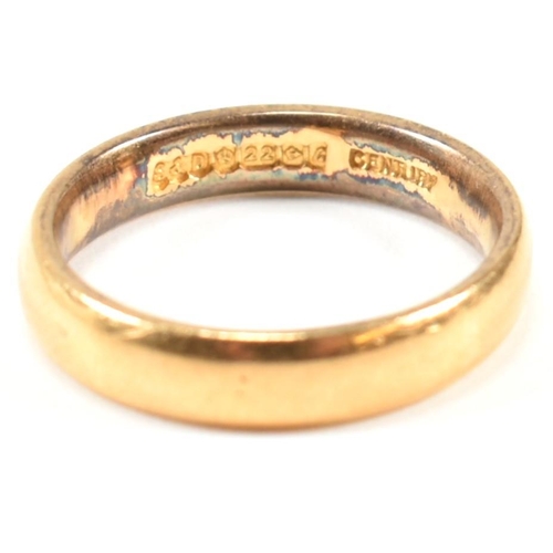 160 - A hallmarked 22ct gold band ring. The 22ct gold band ring hallmarked for Birmingham, 1960. Maker's m... 