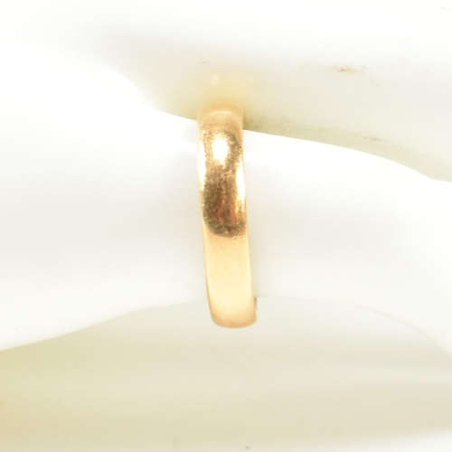 160 - A hallmarked 22ct gold band ring. The 22ct gold band ring hallmarked for Birmingham, 1960. Maker's m... 