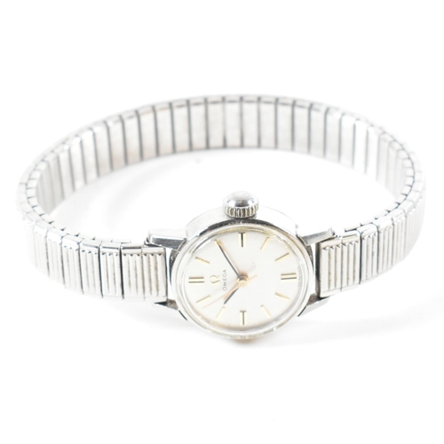 174 - A stainless steel Omega Seamaster ladies wristwatch. The watch having a champagne dial with baton ho... 