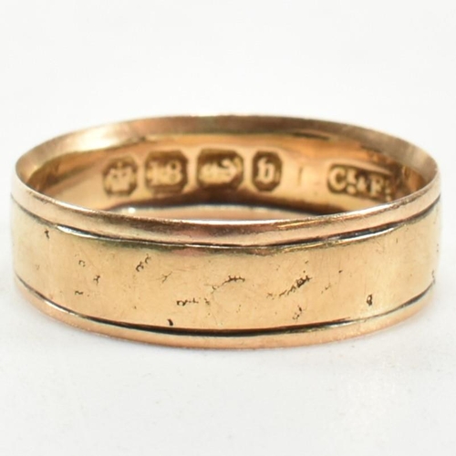 206 - A Victorian hallmarked 18ct gold band ring. The band ring having two parallel engraved lines. Hallma... 