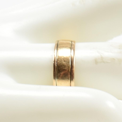 206 - A Victorian hallmarked 18ct gold band ring. The band ring having two parallel engraved lines. Hallma... 