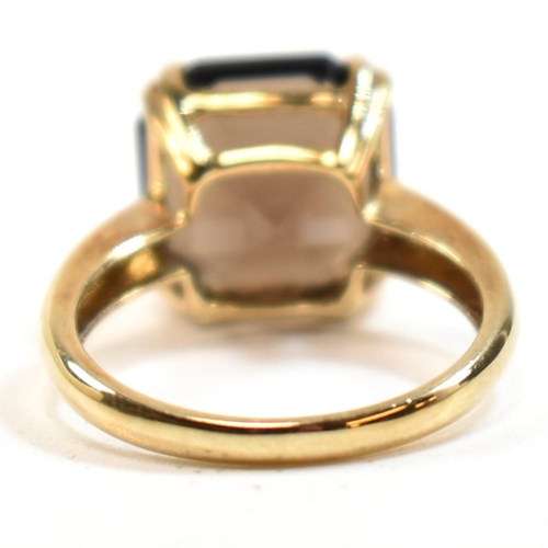 261 - A hallmarked 9ct gold and smoky quartz ring. The ring set with a single double claw set smoky quartz... 