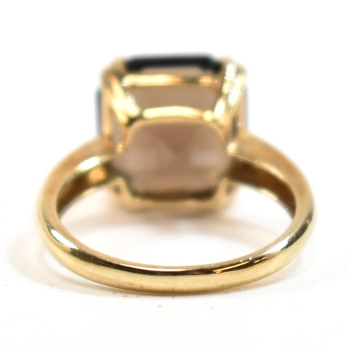 261 - A hallmarked 9ct gold and smoky quartz ring. The ring set with a single double claw set smoky quartz... 