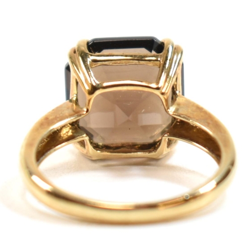 261 - A hallmarked 9ct gold and smoky quartz ring. The ring set with a single double claw set smoky quartz... 