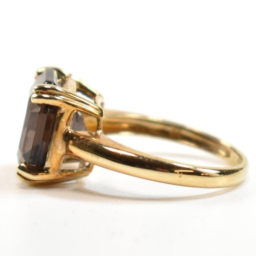 261 - A hallmarked 9ct gold and smoky quartz ring. The ring set with a single double claw set smoky quartz... 