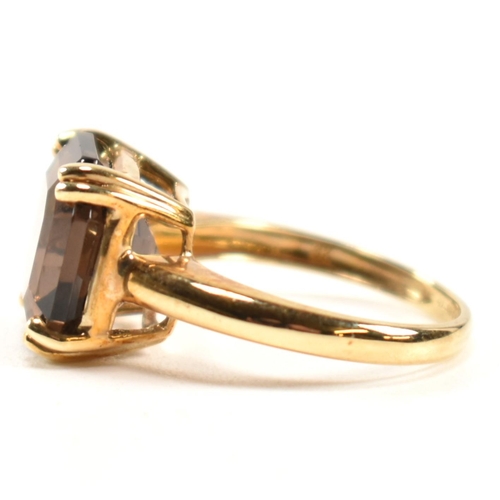 261 - A hallmarked 9ct gold and smoky quartz ring. The ring set with a single double claw set smoky quartz... 