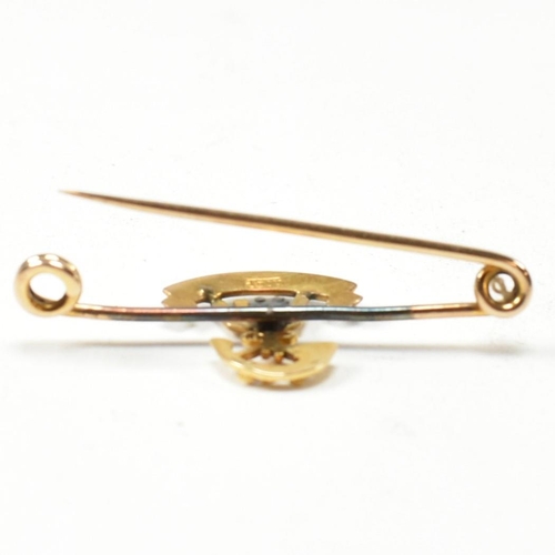 285 - A 15ct gold and enamel WWI Somerset Light Infantry sweetheart brooch. The brooch having green enamel... 