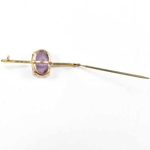 288 - A yellow metal and amethyst bar brooch pin. The brooch marked WBs 9. Tests indicate 9ct gold to the ... 