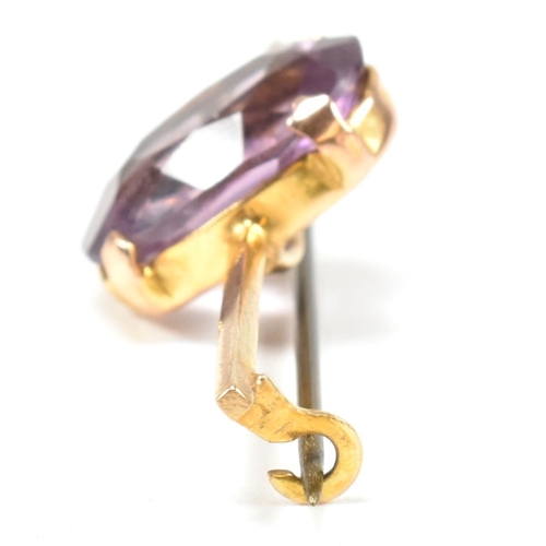 288 - A yellow metal and amethyst bar brooch pin. The brooch marked WBs 9. Tests indicate 9ct gold to the ... 