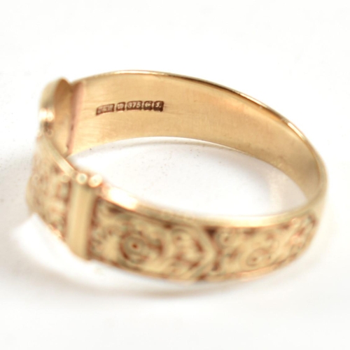 289 - A hallmarked 9ct gold engraved buckle ring. The ring having a belt buckle design with scrolling deco... 